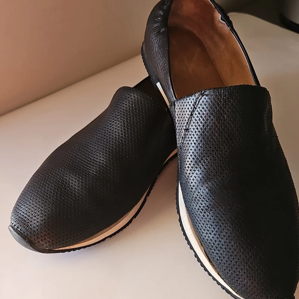 GENTLE SOULS by KENNETH COLE LUCE A-LINED BLACK LEATHER LOAFERS sz 8 - Picture 2 of 7
